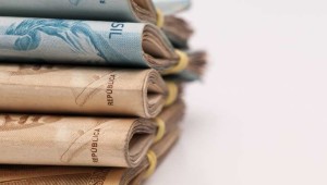 Delegada flagrada com R$ 1,7 milhão continua presa