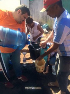 Água sendo distribuida em Rolandia por voluntários