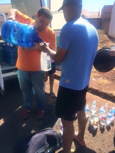 Água sendo distribuida em Rolandia por voluntários