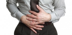 homem-sofre-de-dor-de-barriga-vontade-de-ir-ao-banheiro-durante-o-voo-aviao-1426528336661_615x300