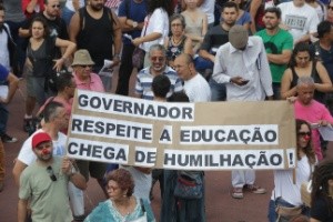 8abr2016---professores-estaduais-de-sp-fazem-assembleia-na-praca-roosevelt-no-centro-de-sao-paulo-eles-querem-reajuste-salarial-para-toda-a-categoria-1460141547951_300x200