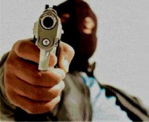 assaltantes-roubam-dinheiro-arma-e-cheques-de-madeireira-em-toledo1