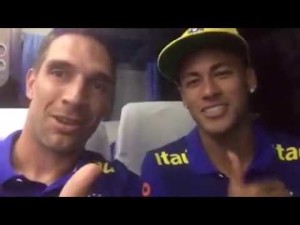 Assista o vídeo em que Neymar pede ajuda para o bebê Henzo de Arapongas