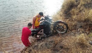 tn_fabc80984b_bombeiros-retiram-moto-roubada-dentro-da-represa-do-schmidt-em-apucarana-03