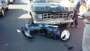 Veja o vídeo: Motociclista passa sinal vermelho e é atingido por veículo em Arapongas