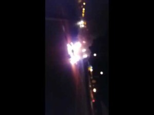 Veja vídeo: Colisão entre  carro e  moto deixa uma pessoa ferida  e devido ao impacto moto pega fogo