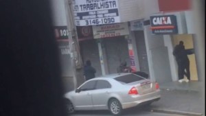 Veja o video:Assaltantes trocam tiros com a polícia e levam R$ 60 mil de banco
