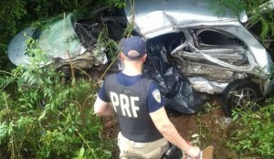 Acidente com carro dirigido por adolescente provoca morte de bebê e rapaz