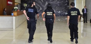 agentes-da-pf-na-sede-de-sao-paulo-da-odebrecht-na-fase-acaraje-1482251252861_615x300