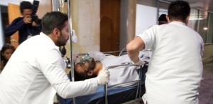 alan-ruschel-e-amparado-por-medicos-apos-o-acidente-aereo-com-a-delegacao-da-chapecoense-1480417335780_615x300