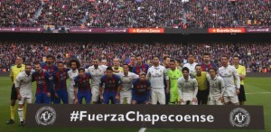 jogadores-do-barcelona-e-do-real-quebram-protocolo-antes-de-classico-em-homenagem-as-vitimas-da-tragedia-1480778856424_615x300