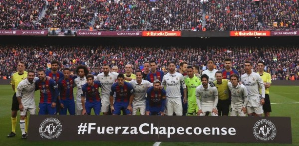 jogadores-do-barcelona-e-do-real-quebram-protocolo-antes-de-classico-em-homenagem-as-vitimas-da-tragedia-1480778856424_615x300