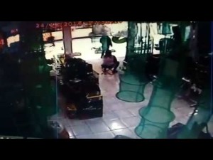 Vídeo mostra policial sendo executada a tiros no PR após entregar arma para bandido