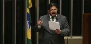 13jul2016---deputado-fabio-ramalho-pmdb-mg-discurso-no-plenario-da-camara-1487880856206_615x300