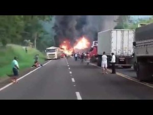 Assista o vídeo:Ônibus e caminhão carregado de combustível pegam fogo em acidente na Serra do Cadeado