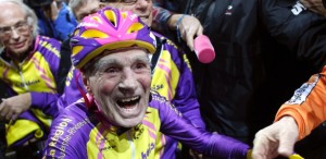 robert-marchan-105-quebrou-o-recorde-mundial-para-sua-categoria-ao-percorrer-225-km-em-uma-hora-1487504749460_615x300