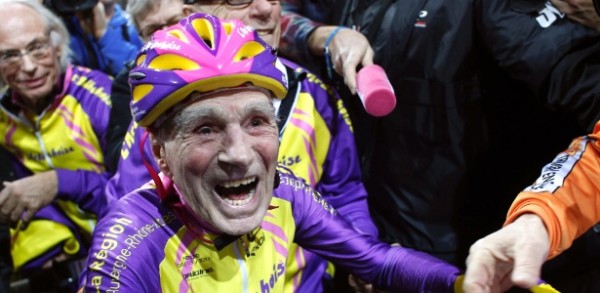robert-marchan-105-quebrou-o-recorde-mundial-para-sua-categoria-ao-percorrer-225-km-em-uma-hora-1487504749460_615x300