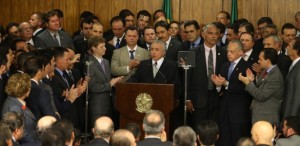 12mai2016---o-presidente-interino-michel-temer-c-discursa-apos-empossar-seus-novos-ministros-em-solenidade-realizada-no-palacio-do-planalto-em-brasilia-na-tarde-desta-quinta-feira-1465312006078_615x300