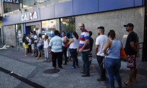 65664276_EC-Rio-de-Janeiro-RJ-10-03-2017Saque-de-contas-inativas-do-FGTS-Caixa-Economica-Rua-Dias
