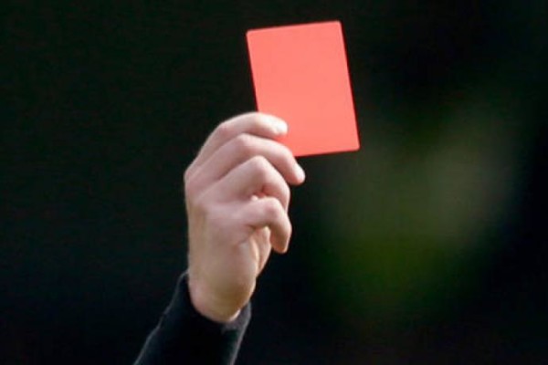 Torcedor de 76 anos é detido após agredir árbitro de futebol