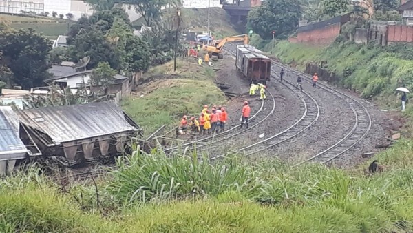 Trem-descarrila-e-congestiona-trânsito-em-Apucarana-03