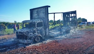 tn_5174001995_caminhao-incendiado-sergio-6