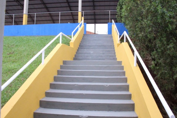 A prefeitura de Arapongas finalizou as benfeirorias realizadas na quadra de esportes da Escola Aleydah, através de pintura e outros melhoramentos que se fizeram necessários.