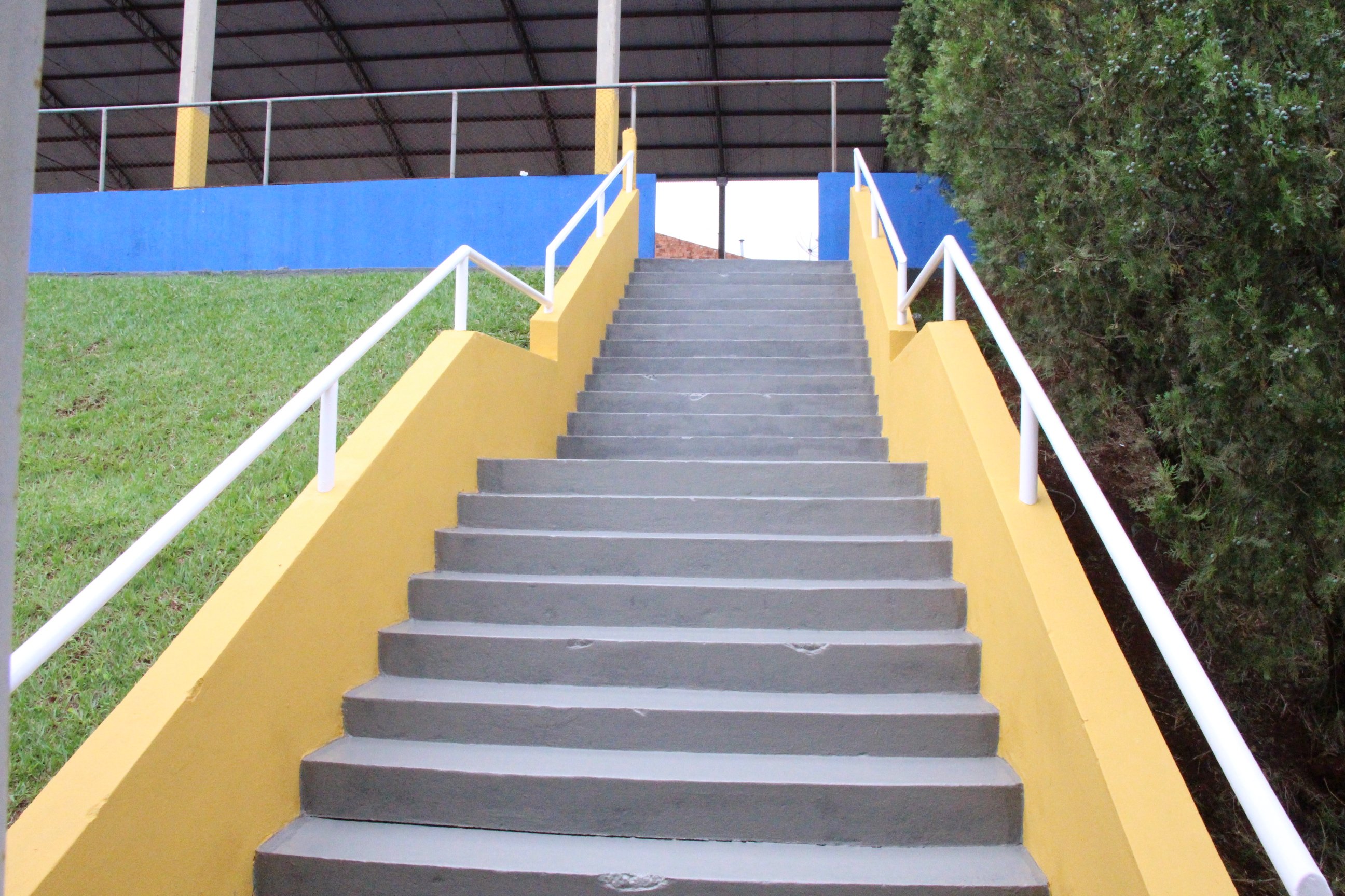 A prefeitura de Arapongas finalizou as benfeirorias realizadas na quadra de esportes da Escola Aleydah, através de pintura e outros melhoramentos que se fizeram necessários.
