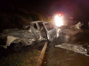 Acidente-aconteceu-entre-Campo-Mourão-e-Farol-nesta-quarta-feira-27-motorista-da-caminhonete-ficou-gravemente-ferida-e-passageiros-do-ônibus-tiveram-ferimentos-leves-segundo-a-PRF