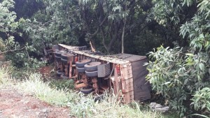 Caminhão-tomba-na-BR-376-deixa-motorista-ferido-em-Apucarana