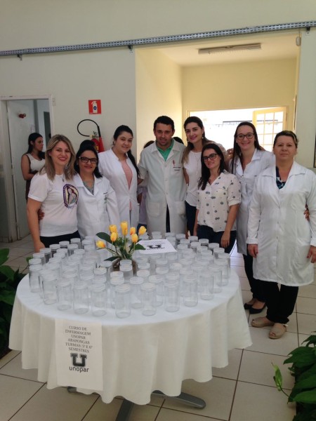Curso de Enfermagem da Unopar entrega dezenas de potes de vidro ao Cisam