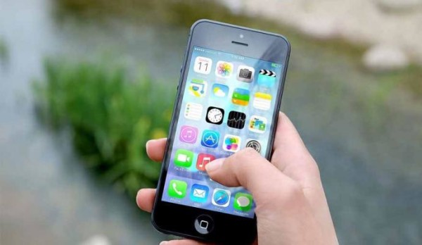 Menina de 16 anos finge ouvir música e usa celular para gravar padrasto se masturbando ao seu lado