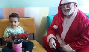 tn_3e4230726d_paciente-henry-passou-por-cirurgia-e-recebeu-um-presente-do-papai-noel-enquanto-estava-internado-2jpg