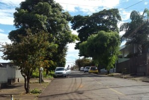Bandido-armado-invade-casa-e-rouba-família-01
