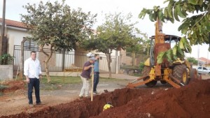 Prefeito Toledo visita início das obras de pavimentação