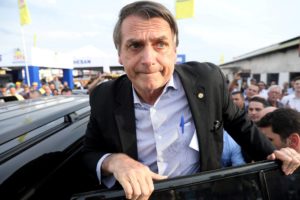 Bolsonaro evolui bem após cirurgia de emergência, mas volta para UTI