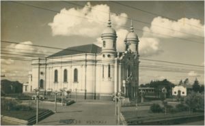 [Praça do Santuário Paróquia de Nossa Senhora Aparecida] [Rua Drongo] Arapongas, PR - 1956