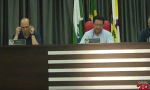 Após-tumulto-em-sessão-polêmica-com-mais-08-horas-de-atraso-Molina-é-eleito-presidente-da-Câmara-de-Apucarana