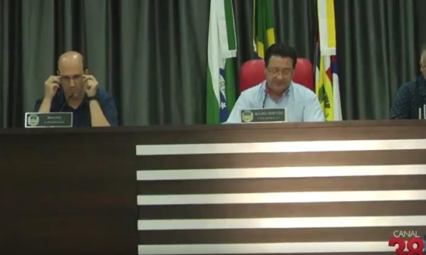 Após-tumulto-em-sessão-polêmica-com-mais-08-horas-de-atraso-Molina-é-eleito-presidente-da-Câmara-de-Apucarana
