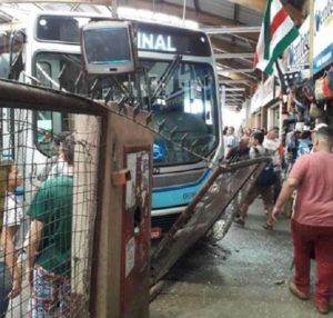 Ônibus-avança-sobre-plataforma-de-passageiros-no-terminal-urbano-de-Apucarana-01