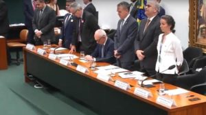 14fev2019---camara-faz-minuto-de-silencio-por-vitimas-de-brumadinho-mg-presidente-da-vale-nao-se-levanta-1550175937237_v2_750x421