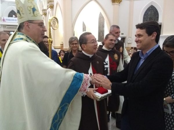 Apucaranenses-prestigiam-a-ordenação-do-novo-bispo-04