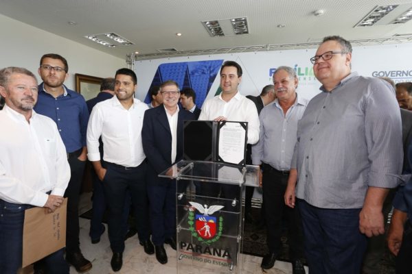 RATINHO JUNIOR ASSINA CONVÊNIO PARA CONSTRUÇÃO DE 872 CASAS.