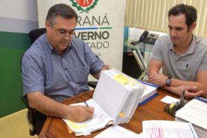 Secretário da Saude Beto Preto assina convênios com municípios para realização de obras.