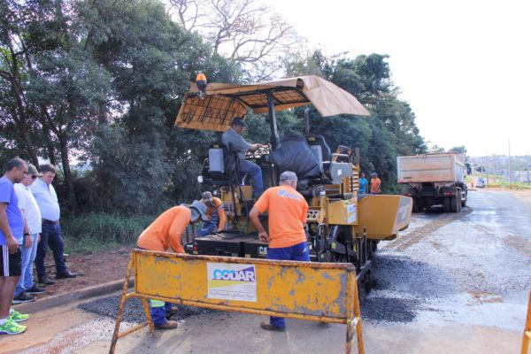 Final da Rua Águias recebe pavimentação asfáltica
