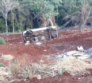 tn_a62e767999_carro-cai-em-ribanceira