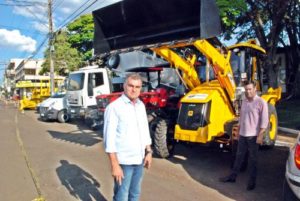 Prefeito de Faxinal apresenta a população mais de 1,5 milhão em equipamentos e veículosPrefeito de Faxinal apresenta a população mais de 1,5 milhão em equipamentos e veículos