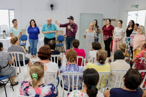 Prefeito prestigia palestra dirigida a idosos