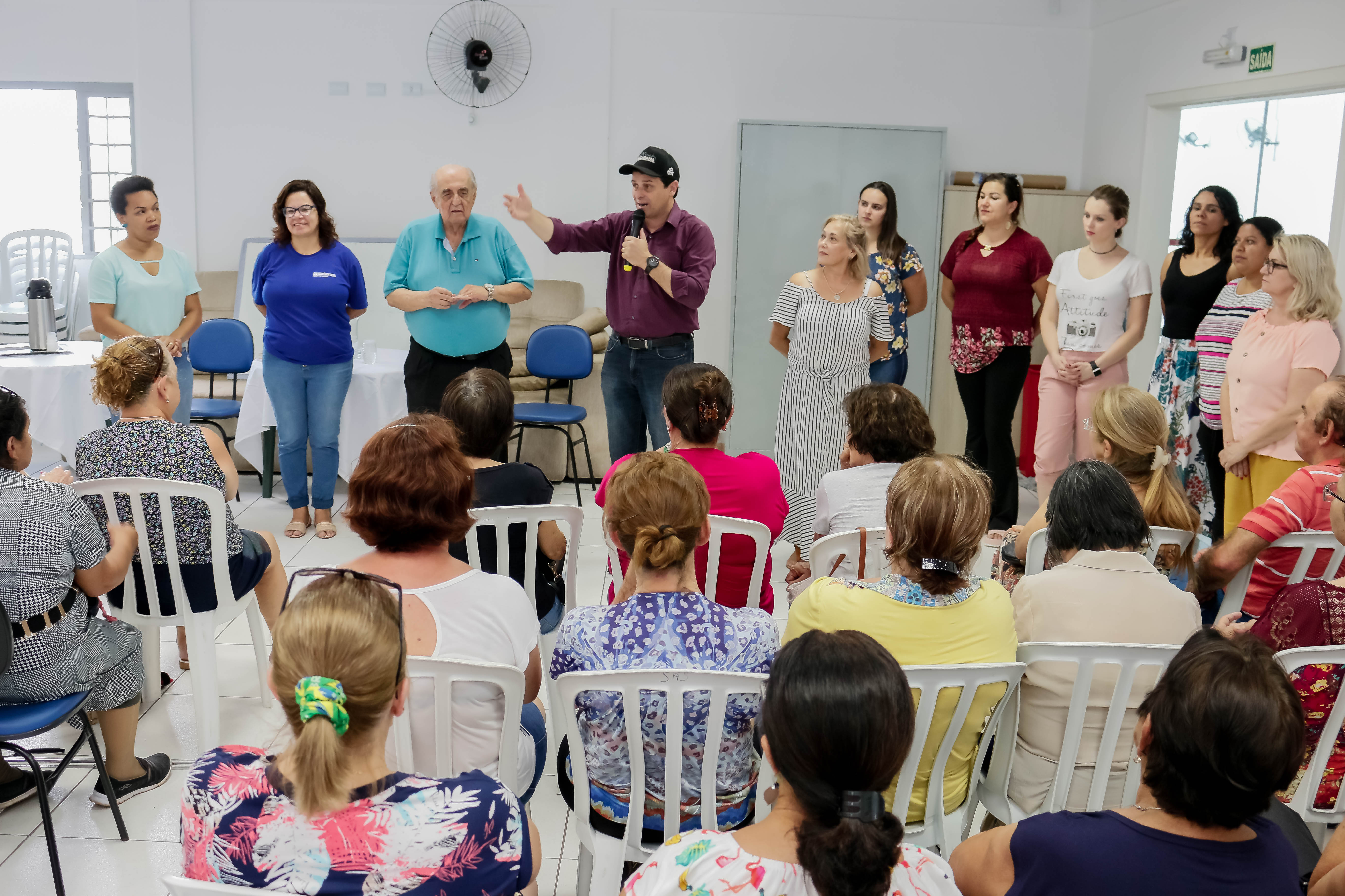Prefeito prestigia palestra dirigida a idosos
