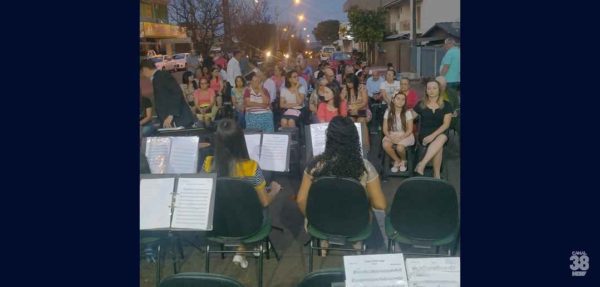 Igreja-Assembleia-de-Deus-realiza-culto-ao-ar-livre-em-avenida-de-Apucarana